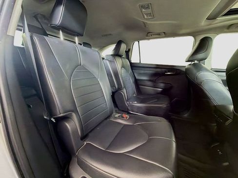 Used 2021 Toyota Highlander XLE AWD/4WD image 25