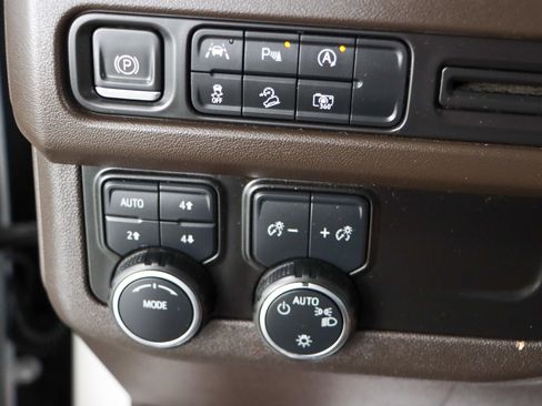 Used 2023 Chevrolet Tahoe Z71 w/ Luxury Package image 24