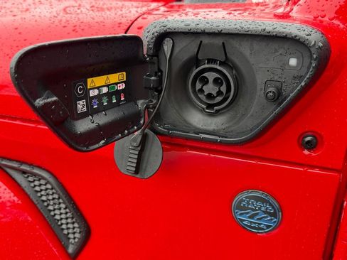 Certified 2025 Jeep Wrangler Unlimited Sahara w/ Safety Group AWD/4WD image 18