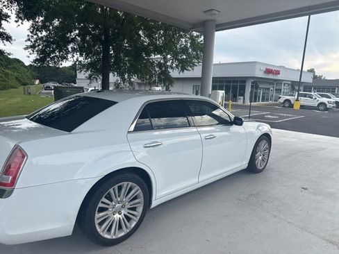 Used 2012 Chrysler 300 Limited RWD image 3