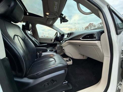 Used 2018 Chrysler Pacifica Limited image 19