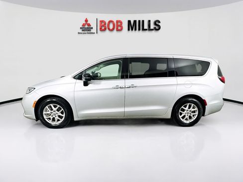 Used 2024 Chrysler Pacifica Touring-L FWD image 4