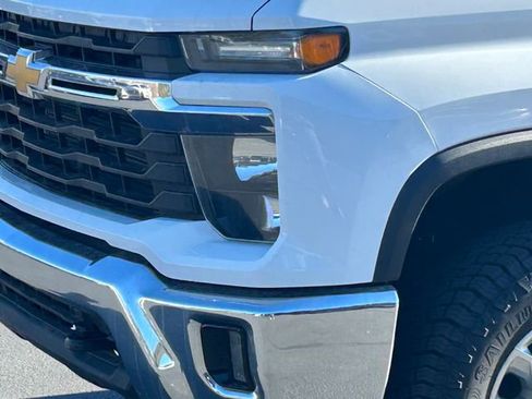 Used 2024 Chevrolet Silverado 2500 LT AWD/4WD image 13