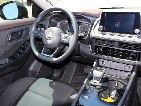 Used 2023 Nissan Rogue S FWD image 8