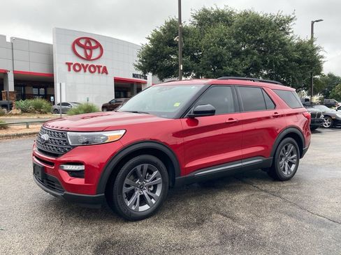 Used 2023 Ford Explorer XLT w/ Equipment Group 202A RWD image 1