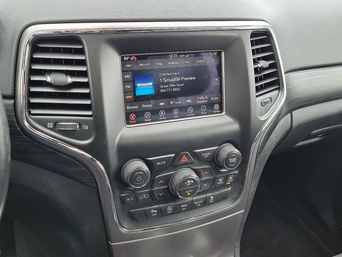 Used 2019 Jeep Grand Cherokee Laredo AWD/4WD image 14