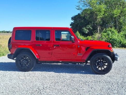 Used 2025 Jeep Wrangler Unlimited Sahara w/ Safety Group AWD/4WD image 4