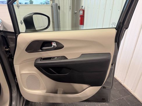 Used 2023 Chrysler Pacifica Touring-L FWD image 16