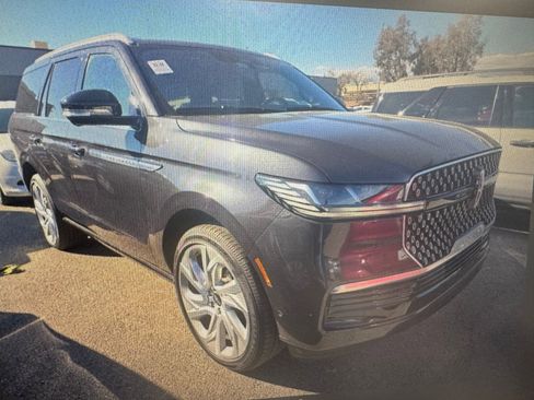 Used 2025 Lincoln Navigator Reserve image 4