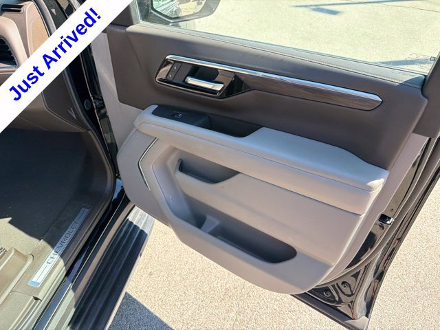 Used 2025 Chevrolet Suburban LT RWD image 21
