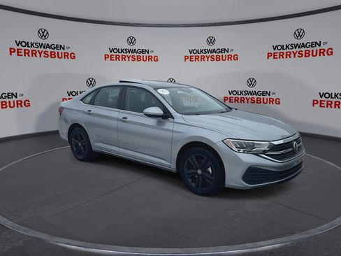 Used 2022 Volkswagen Jetta SE w/ Panoramic Sunroof Package image 2