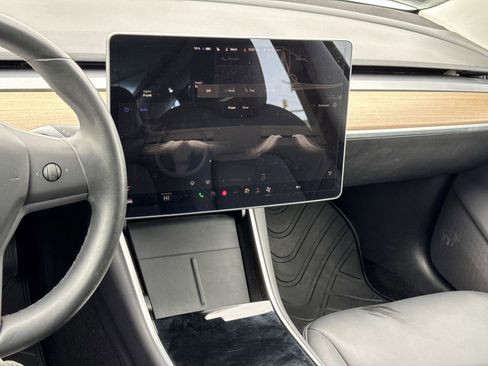 Used 2019 Tesla Model 3 Standard Range Plus image 5