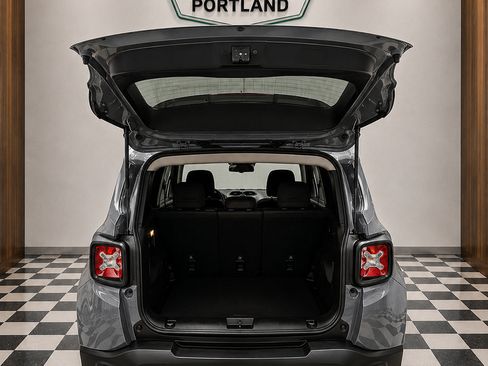 Used 2018 Jeep Renegade Latitude AWD/4WD image 5