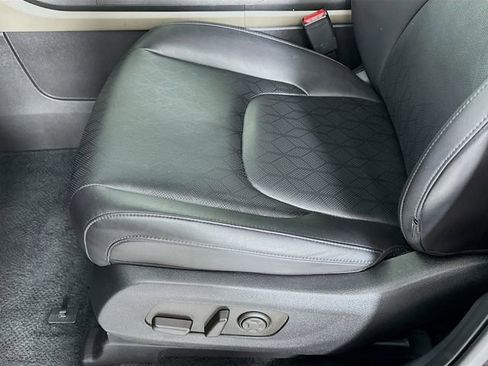 Used 2025 Kia Carnival image 19