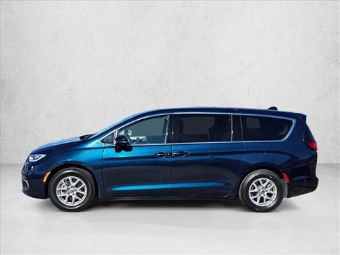 Used 2023 Chrysler Pacifica Touring-L image 8