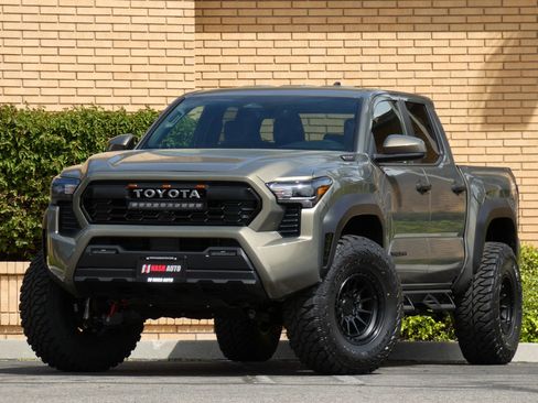 Used 2025 Toyota Tacoma TRD Off-Road image 4