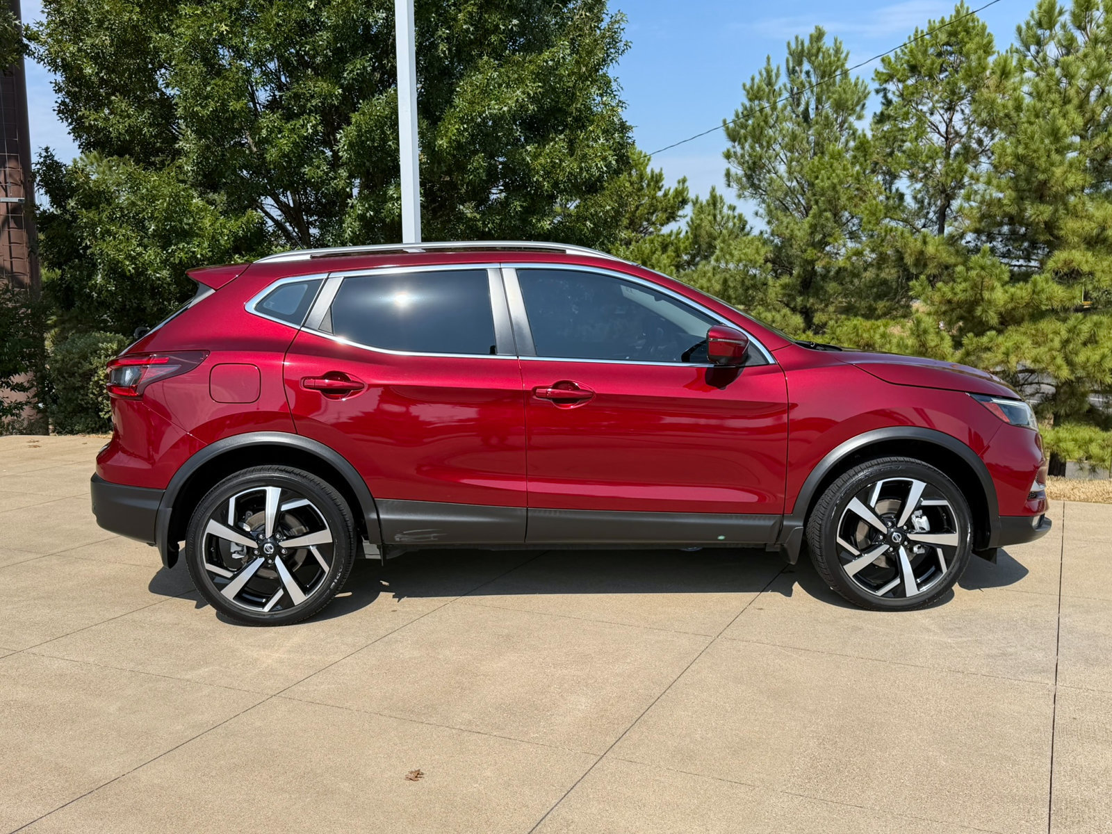 Used 2022 Nissan Rogue Sport SL w/ Premium Package FWD image 7
