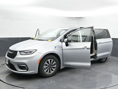 Used 2023 Chrysler Pacifica Limited image 58