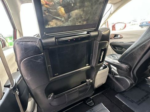 Used 2018 Chrysler Pacifica Touring-L Plus w/ Tire & Wheel Group image 34