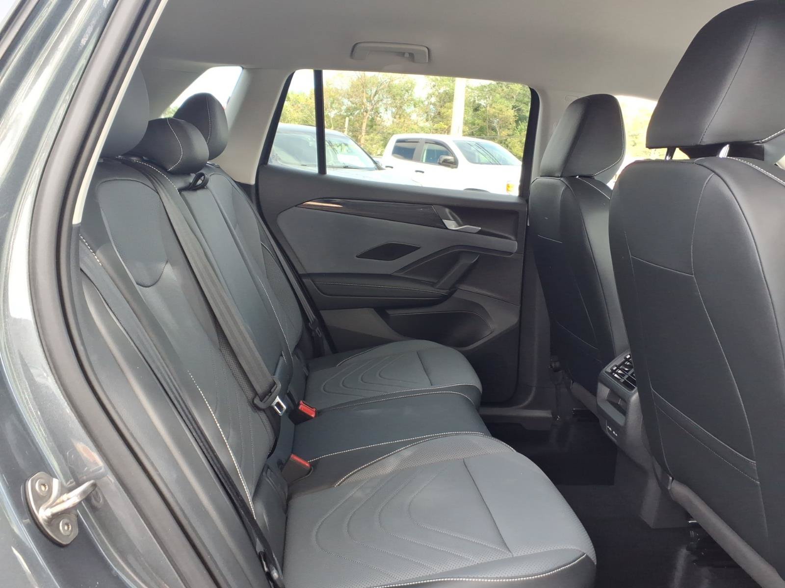 Used 2025 Volkswagen Tiguan SE AWD/4WD image 12