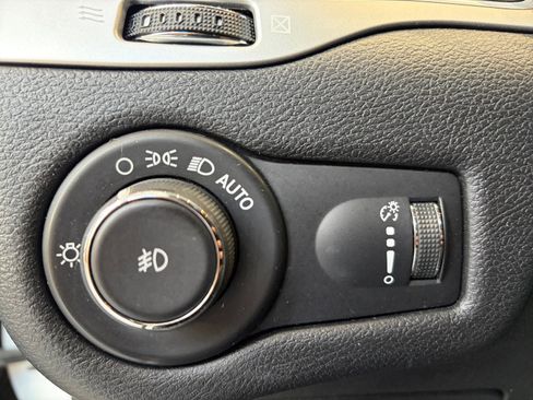 Used 2019 Jeep Cherokee Latitude AWD/4WD image 16