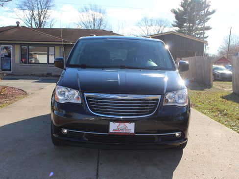 Used 2016 Chrysler Town & Country Touring w/ Driver Convenience Group image 3