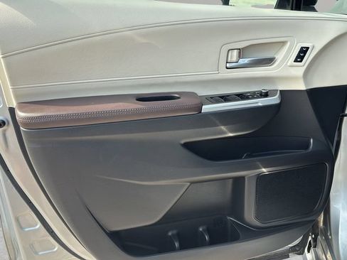Used 2023 Toyota Sienna Platinum FWD image 14