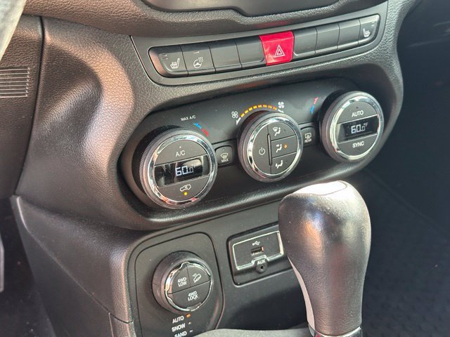 Used 2016 Jeep Renegade Trailhawk w/ Premium Trailhawk Package AWD/4WD image 24
