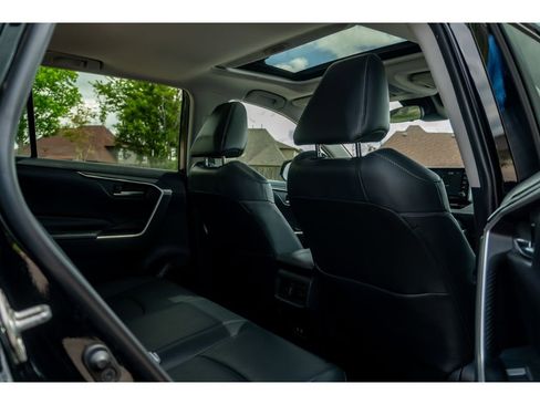 Used 2019 Toyota RAV4 XLE Premium w/ Cold Weather Package AWD/4WD image 17