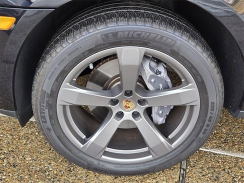 Used 2025 Porsche Macan image 9