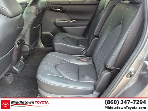Certified 2024 Toyota Highlander XLE AWD/4WD image 32