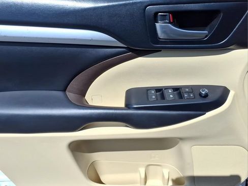 Used 2019 Toyota Highlander XLE AWD/4WD image 9