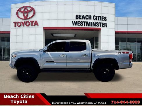 Used 2017 Toyota Tacoma TRD Off-Road AWD/4WD image 6