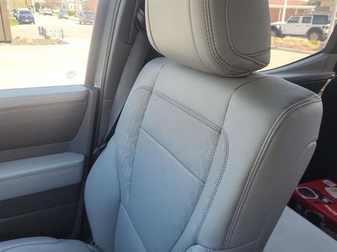 Used 2025 Toyota Tundra Limited AWD/4WD image 15