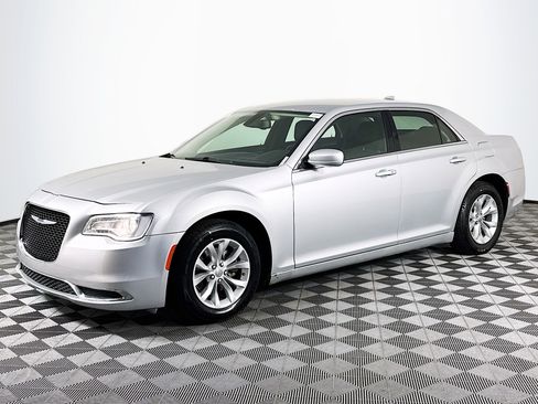 Used 2020 Chrysler 300 Touring image 4