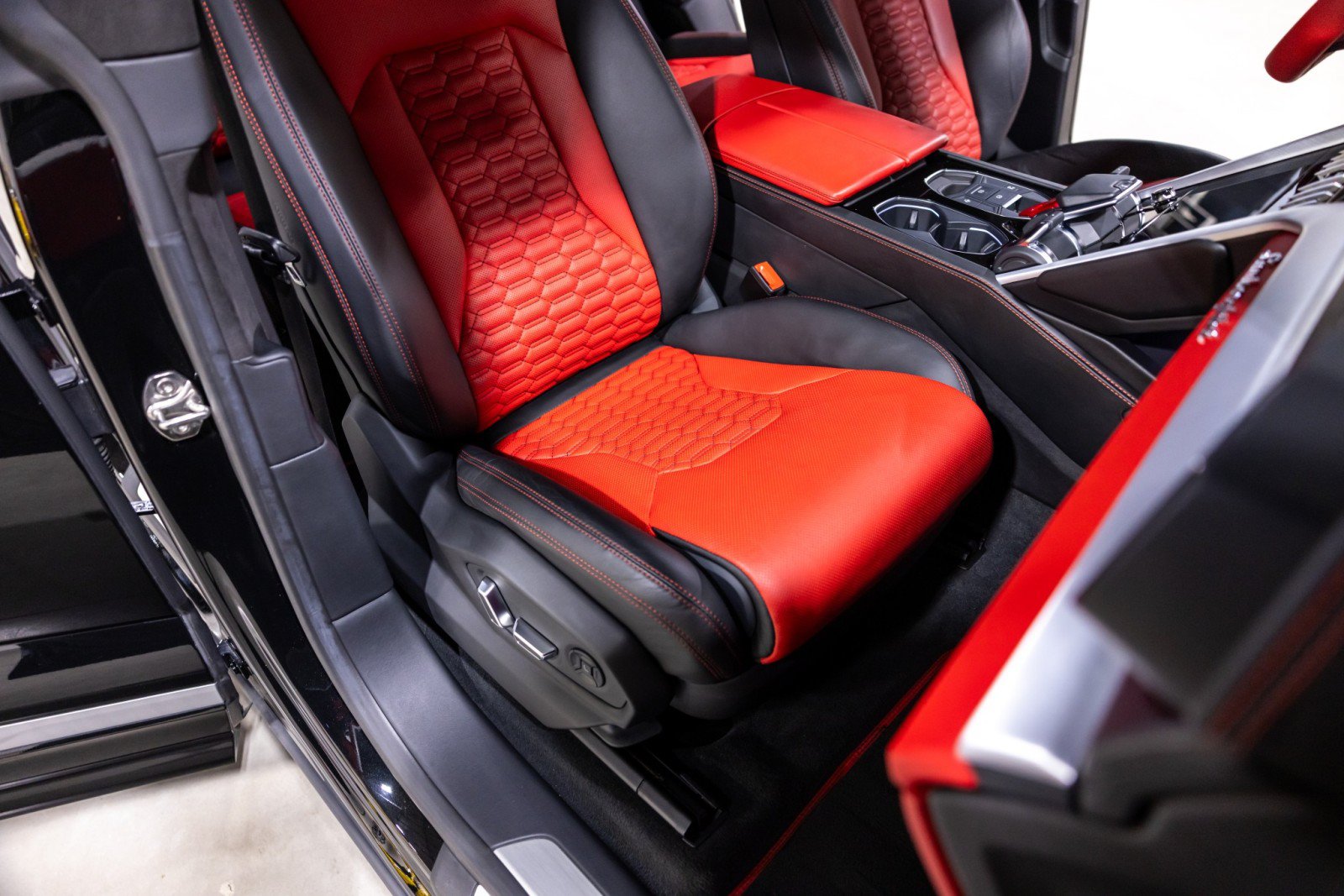 Used 2020 Lamborghini Urus AWD/4WD image 30