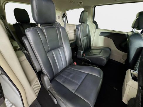 Used 2014 Chrysler Town & Country Touring image 26