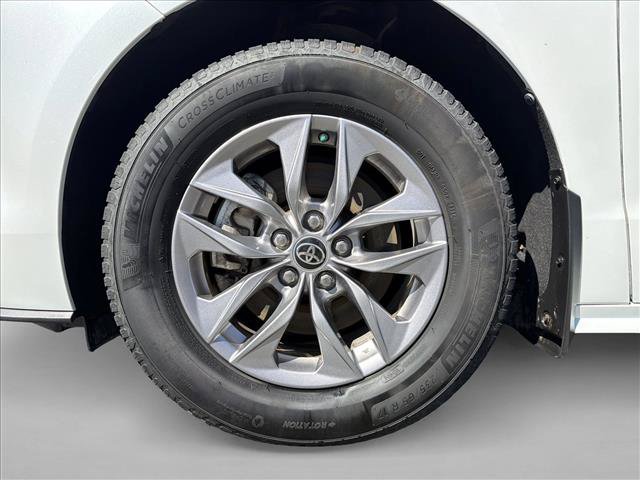 Used 2022 Toyota Sienna XLE w/ XLE Plus Package FWD image 9
