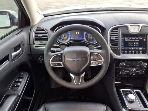 Used 2023 Chrysler 300 Touring L image 2