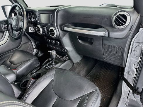 Used 2017 Jeep Wrangler Unlimited Sahara w/ Connectivity Group AWD/4WD image 16