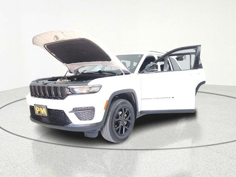 Used 2024 Jeep Grand Cherokee Altitude image 13