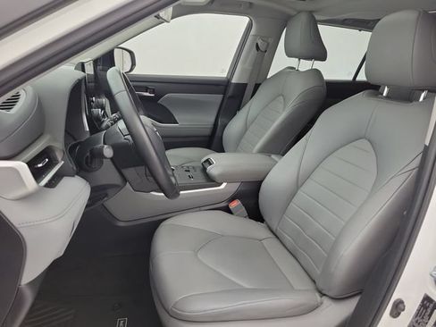 Used 2023 Toyota Highlander XLE FWD image 21