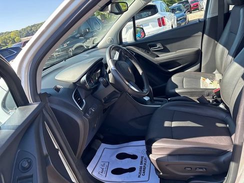 Used 2020 Chevrolet Trax LT w/ LT Convenience Package FWD image 8