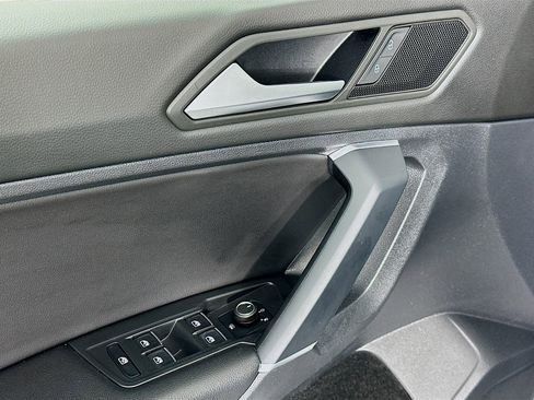 Used 2020 Volkswagen Tiguan SE image 17