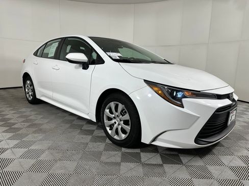 Used 2023 Toyota Corolla LE image 6