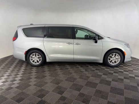 Used 2024 Chrysler Pacifica Touring-L image 4