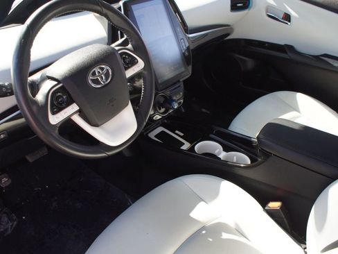Used 2017 Toyota Prius Prime Premium image 16