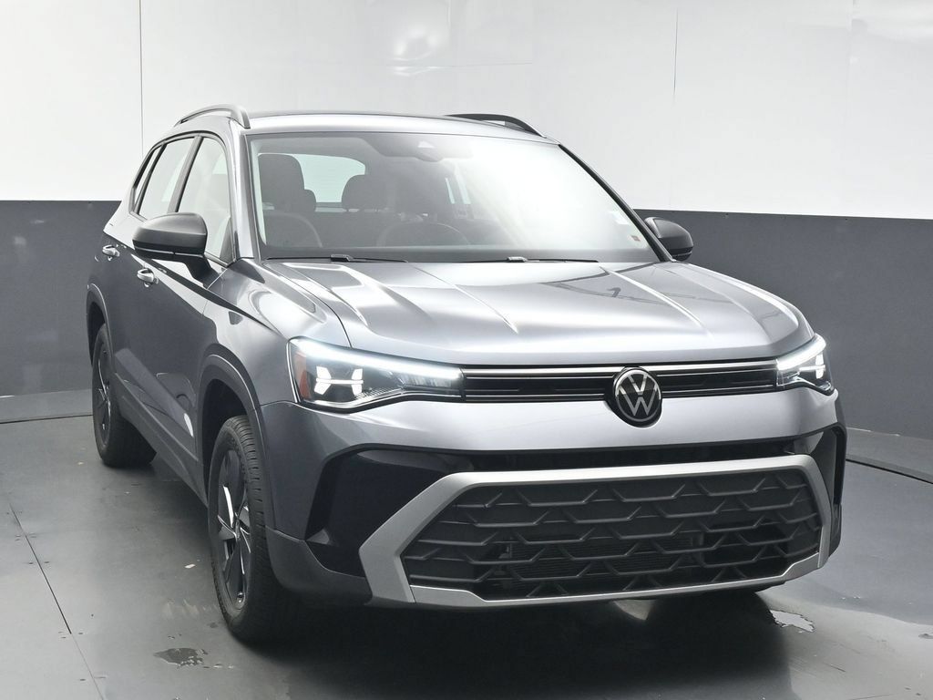 Used 2025 Volkswagen Taos SE FWD image 2