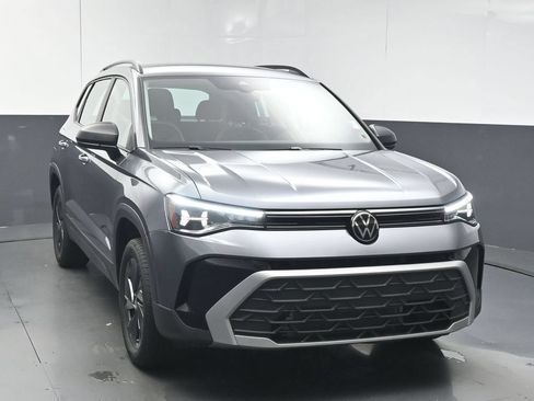 Used 2025 Volkswagen Taos SE FWD image 2