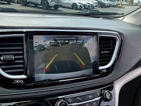Used 2023 Chrysler Pacifica Limited FWD image 13